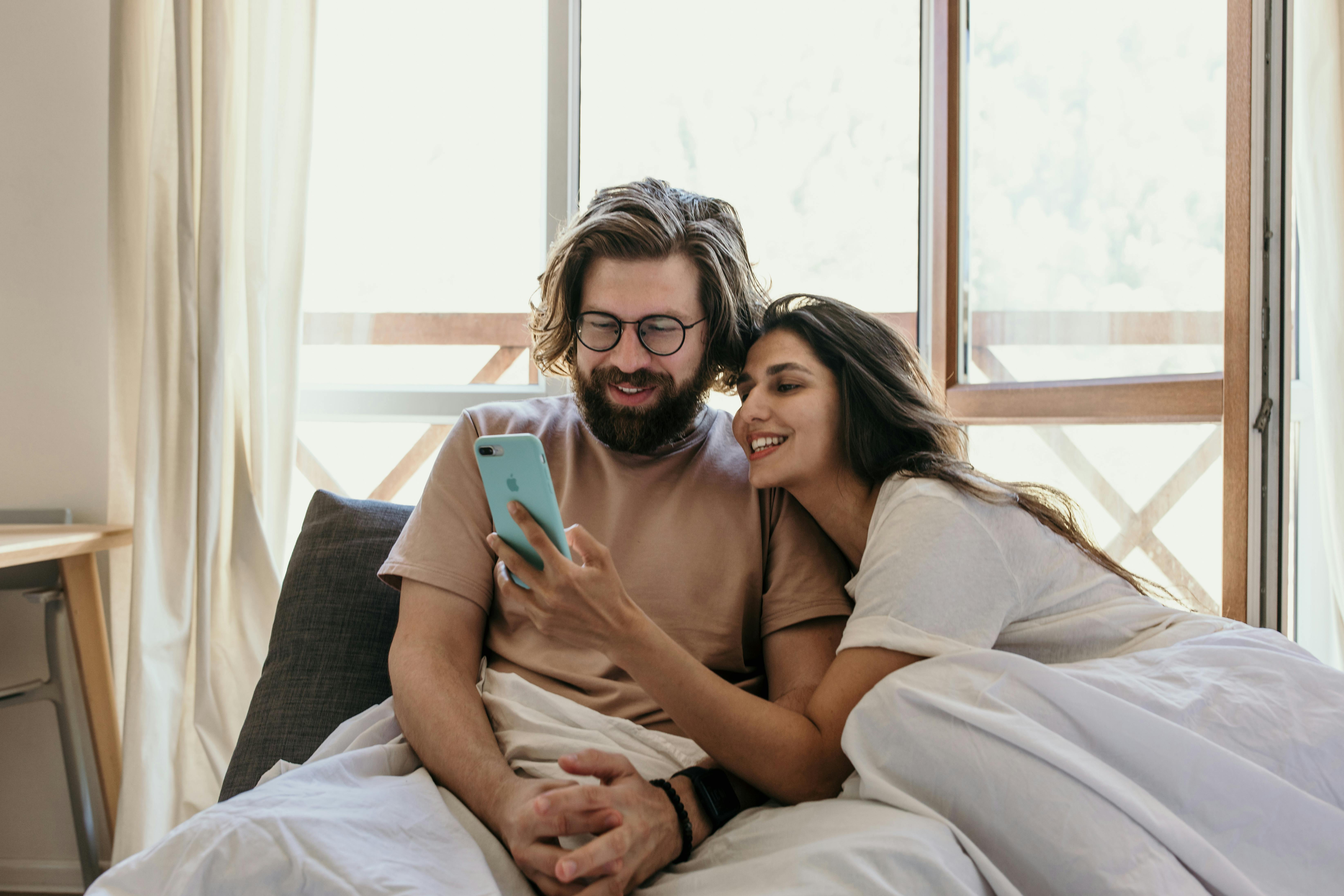 Hausse du nombre de smartphones, chute de la natalité : et si nos téléphones étaient un coupable trop facile ?