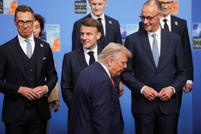Donald Trump passe devant Emmanuel Macron lors d'un sommet des dirigeants de l'OTAN à La Haye, aux Pays-Bas, le 25 juin 2025.