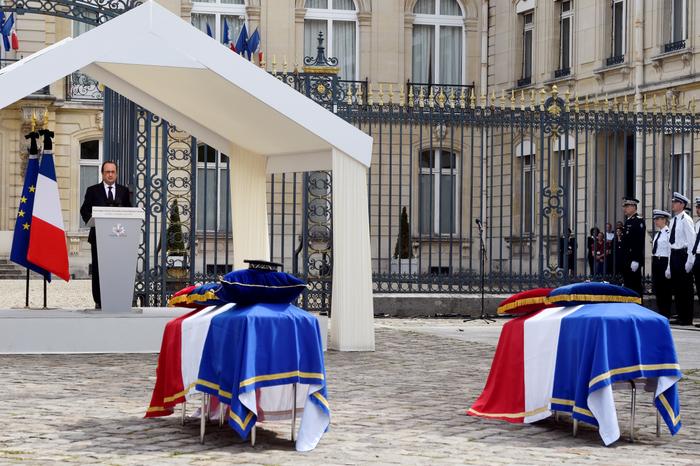 François Hollande rend hommage à Versailles le 17 Juin 2016 aux deux policiers assassinés par le djihadiste Larossi Abballa dans la nuit du 13 juin dernier.