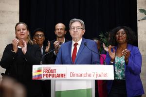 Jean-Luc Mélenchon (C), Mathilde Panot (G) et Danièle Obono (D) lors de la soirée électorale du parti suite aux premiers résultats du second tour des élections législatives françaises à Paris, le 7 juillet 2024