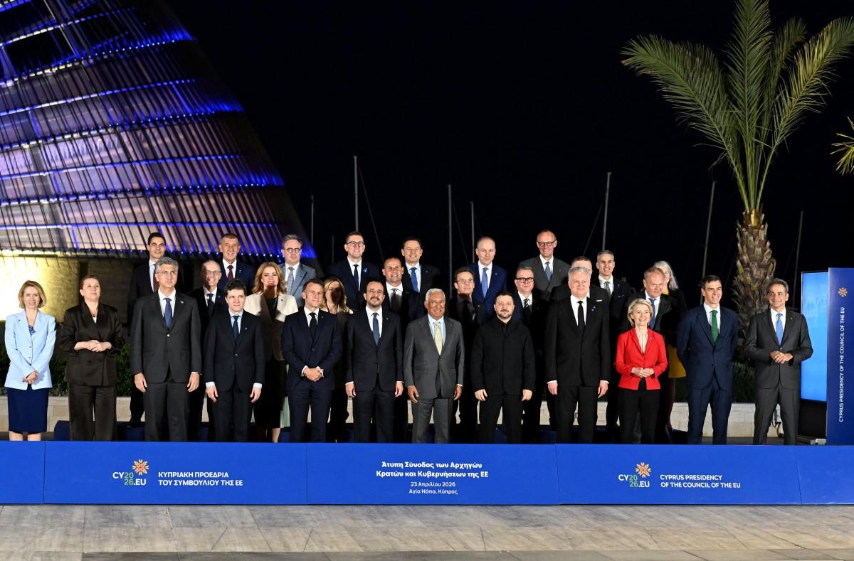 Les dirigeants européens posent pour une photo de famille à l'occasion d'une réunion informelle du Conseil européen, à Ayia Napa, le 23 avril 2026.