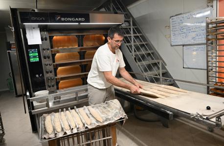 Un boulanger dans son atelier : "on ne veut plus se faire rouler dans la farine"