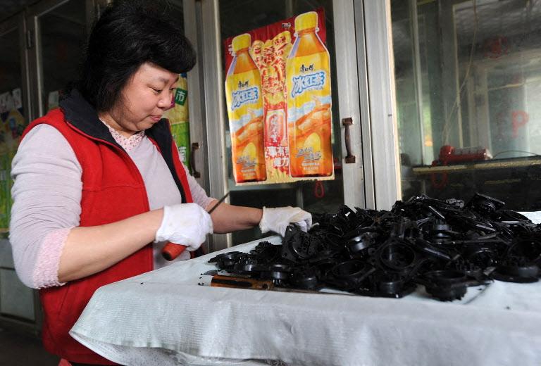 Une Chinoise gagne sa vie en effectuant des petits boulots après avoir été licenciée d'une usine à Dongguan, dans la province du Guangdong.