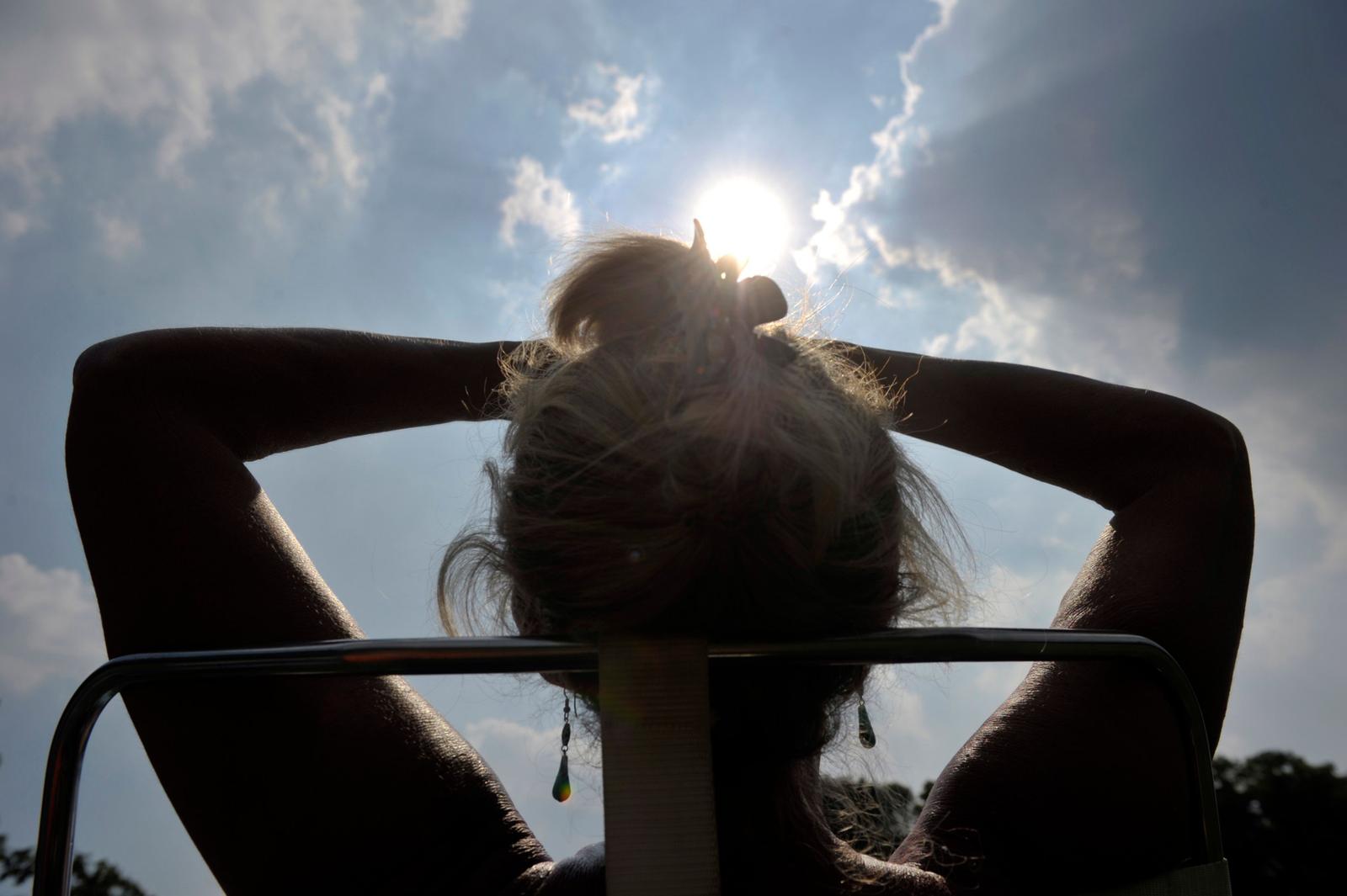 Une personne profitant du soleil. (Image d'illustration)