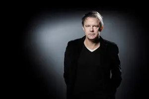 L’écrivain français Yannick Haenel pose lors d’une séance photo.