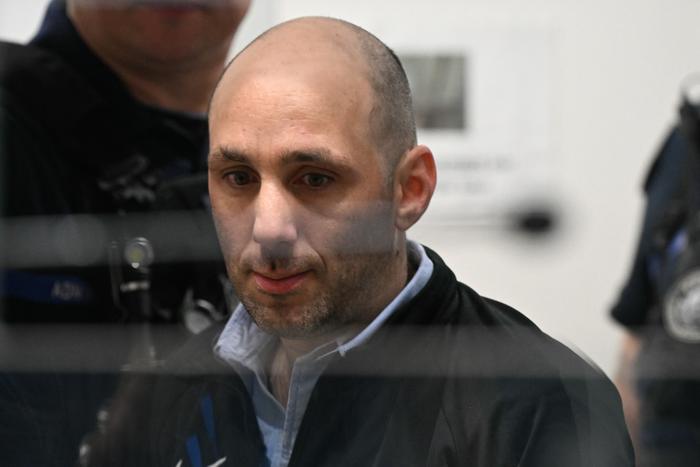 Cédric Jubillar est photographié dans la salle d'assises du Tarn à l'ouverture de l'audience de son procès pour le meurtre de sa femme Delphine Jubillar, à Albi, le 23 septembre 2025.  (Photo de Lionel BONAVENTURE / AFP)