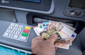 distributeur billets carte bancaire AFP