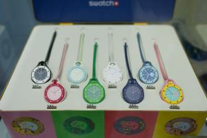 Des montres de la collection Royal Pop exposées à travers une vitrine de la façade d'une boutique de la marque horlogère suisse Swatch, à Paris, le 16 mai 2026.