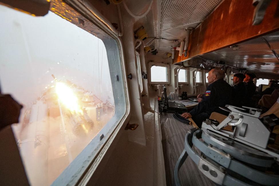Sur cette photo diffusée par l'agence publique russe Sputnik, le président russe Vladimir Poutine supervise la phase finale d'exercices navals de la flotte du Pacifique depuis le croiseur lance-missiles Varyag de la marine russe, au large de l'île de Sakhaline (Extrême-Orient), le 12 août 2026.