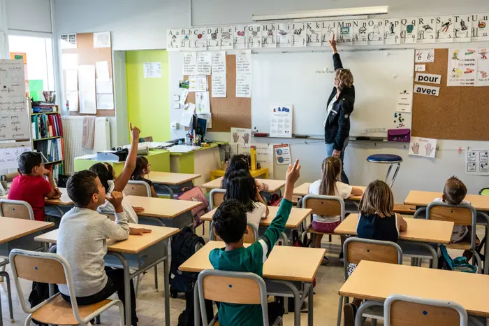 Des enfants sont assis dans leur classe le jour de la rentrée scolaire, à l'école élémentaire Jules-Ferry d'Aytré, le 2 septembre 2019.