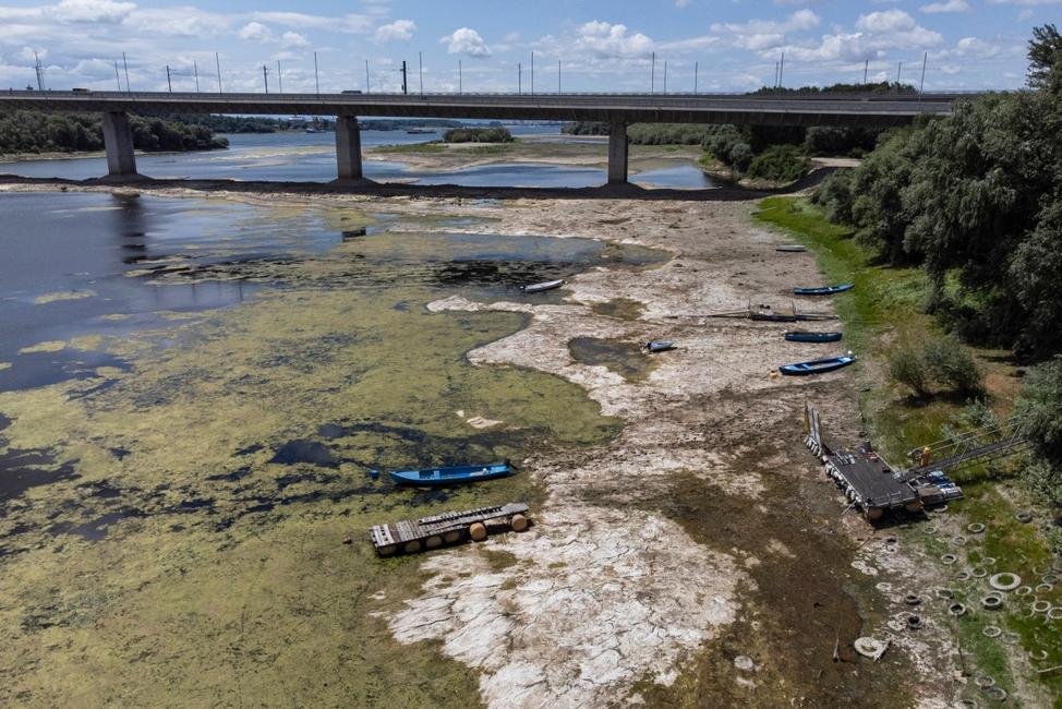 Une photographie aérienne prise le 22 juillet 2026 montre des bateaux gisant sur le lit asséché du Danube, devant le pont Calafat-Vidin, reliant la Bulgarie et la Roumanie près du village d'Antimovo, dans le sud-est de la Bulgarie. 