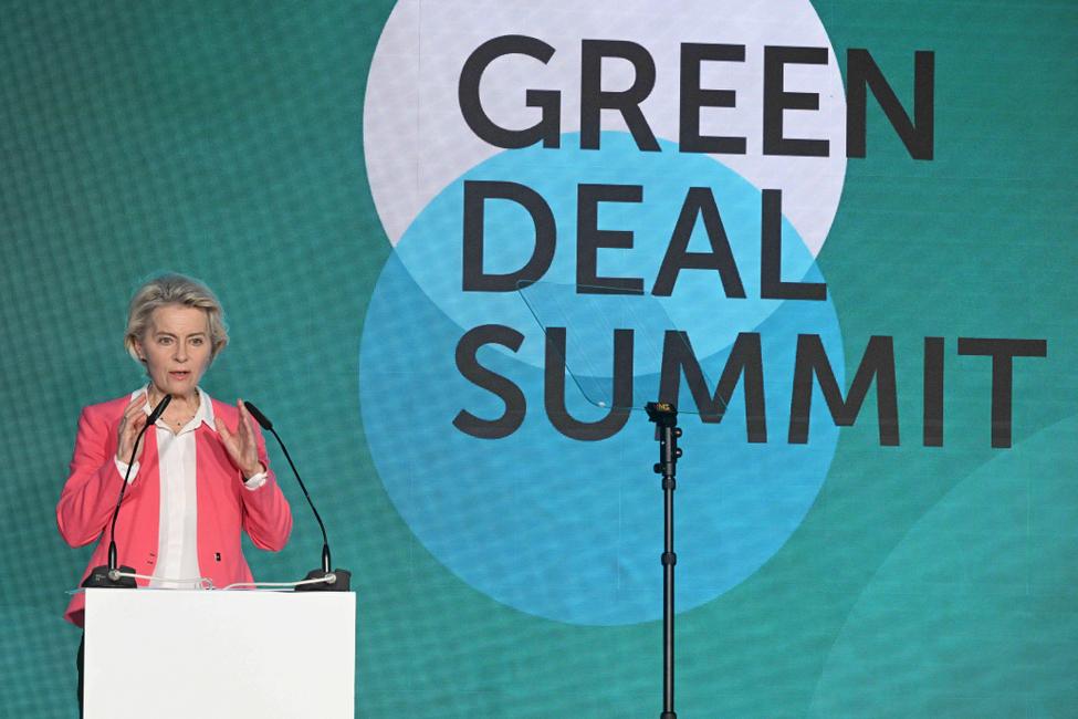 La présidente de la Commission européenne, Ursula von der Leyen, prononce un discours lors du Sommet du Pacte vert pour l'Europe, le 26 septembre 2023 à Prague.