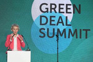 La présidente de la Commission européenne, Ursula von der Leyen, prononce un discours lors du Sommet du Pacte vert pour l'Europe, le 26 septembre 2023 à Prague.
