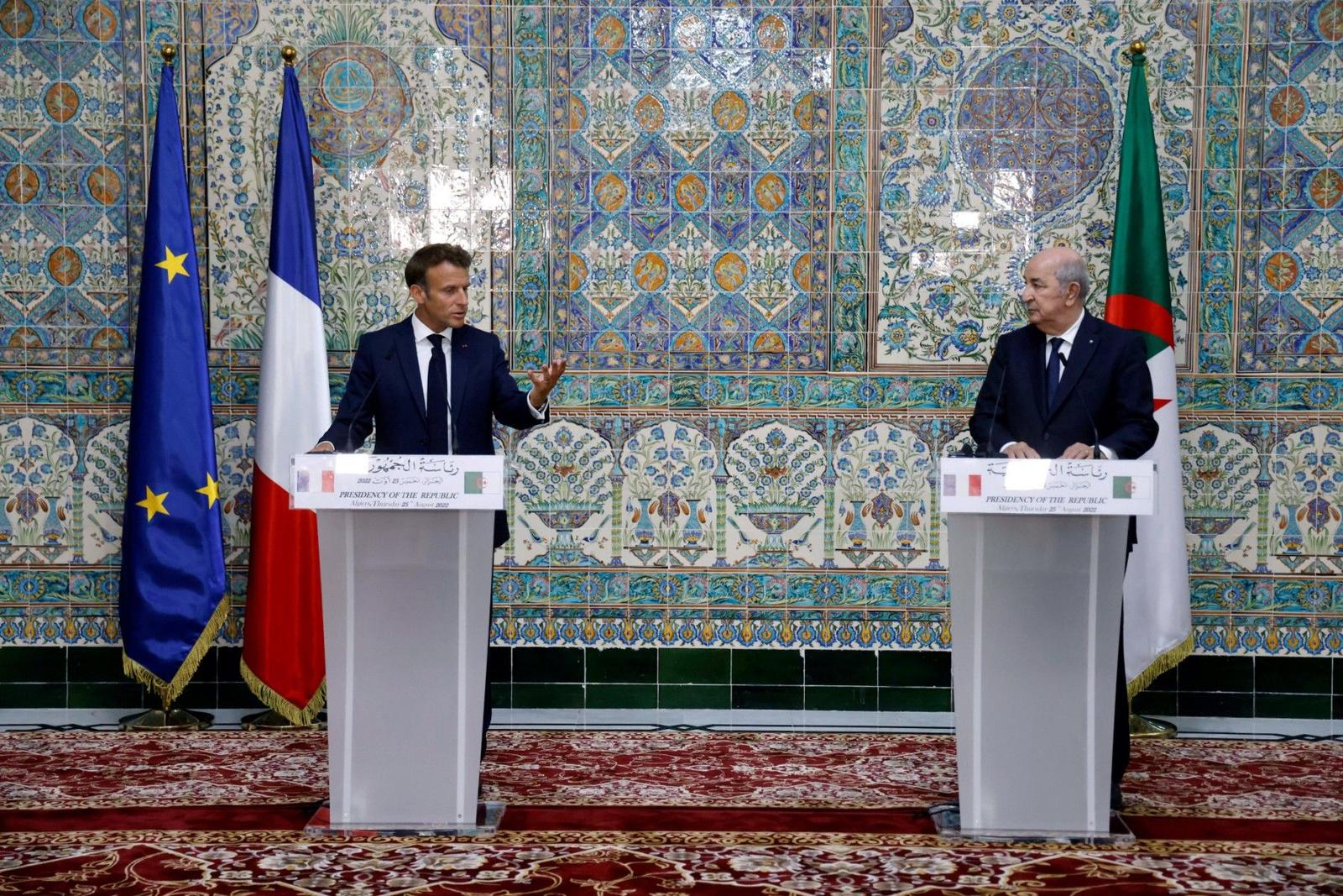 Emmanuel Macron et le président algérien Abdelmadjid Tebboune lors d'une conférence de presse à Alger, le 25 août 2022.