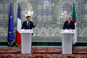 Emmanuel Macron et le président algérien Abdelmadjid Tebboune lors d'une conférence de presse à Alger, le 25 août 2022.
