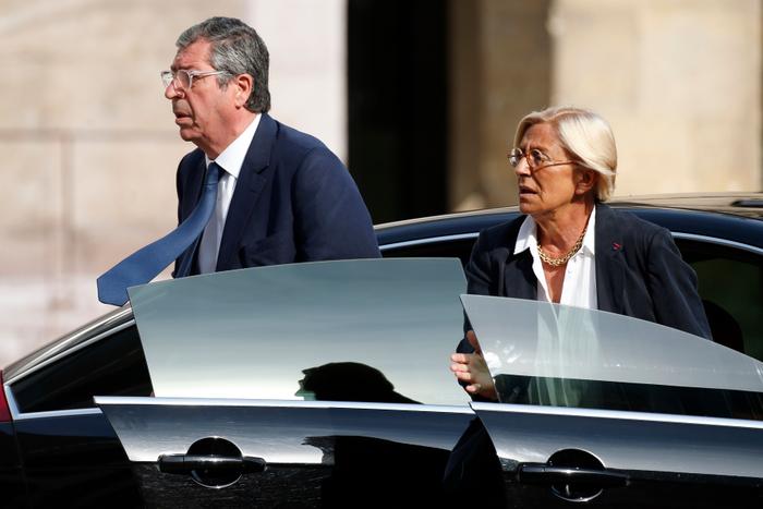 Patrick Balkany et son épouse Isabelle aux obsèques de Charles Pasqua aux Invalides à Paris, le 3 Juillet 2015.