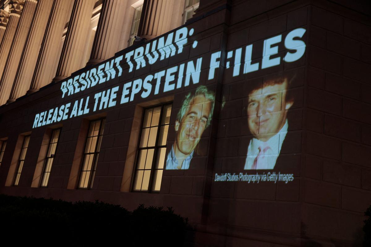 Une image du président américain Donald Trump et de Jeffrey Epstein, accompagnée du message « President Trump: Release All the Epstein Files », est projetée sur le bâtiment de la Chambre de commerce des États-Unis, à Washington. (Image d'illustration).