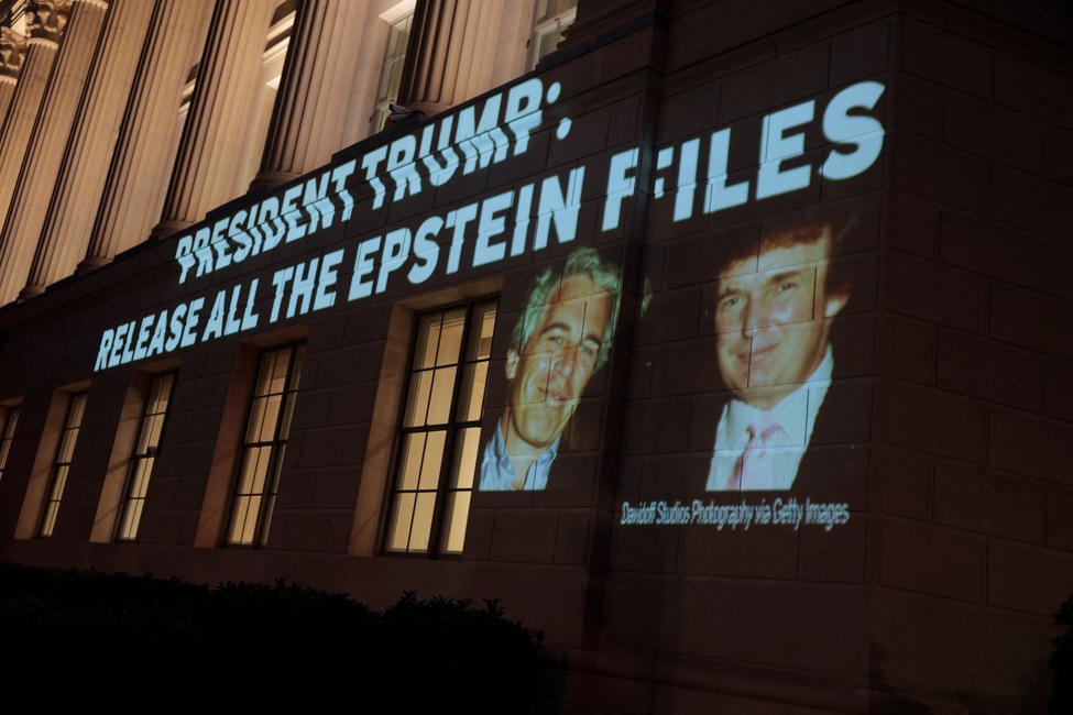 Une image du président américain Donald Trump et de Jeffrey Epstein, accompagnée du message « President Trump: Release All the Epstein Files », est projetée sur le bâtiment de la Chambre de commerce des États-Unis, à Washington. (Image d'illustration).