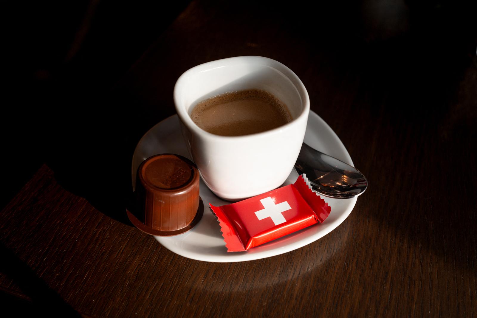 Une tasse de café accompagnée d'un chocolat.