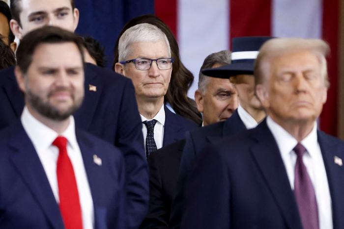 Le PDG d'Apple, Tim Cook, derrière le président américain Donald Trump et le vice-président américain JD Vance au Capitole à Washington DC, le 20 janvier 2025.