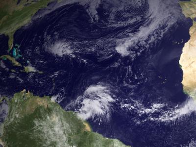 Cette image de la National Oceanic and Atmospheric Administration, obtenue le 29 octobre 2010 depuis le satellite GOES-East, montre trois systèmes dépressionnaires en formation dans l'Atlantique. Image d'illustration