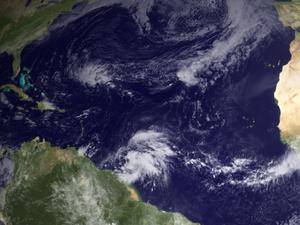 Cette image de la National Oceanic and Atmospheric Administration, obtenue le 29 octobre 2010 depuis le satellite GOES-East, montre trois systèmes dépressionnaires en formation dans l'Atlantique. Image d'illustration