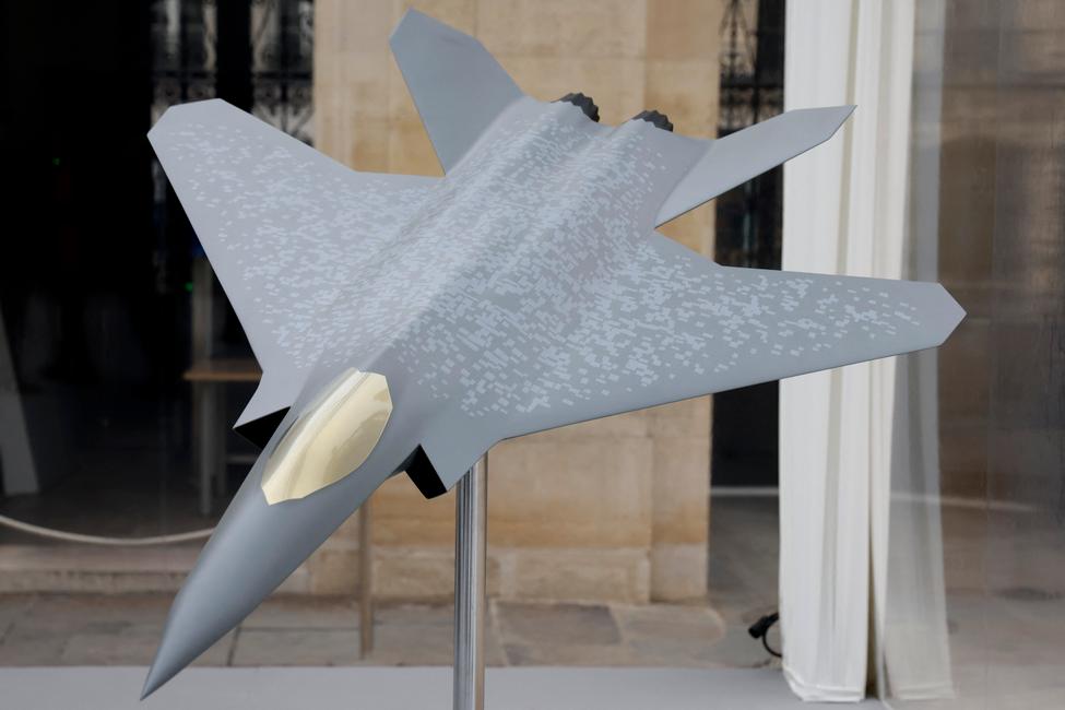 Une maquette d'un système de combat aérien futur (SCAF), un avion européen en cours de développement par Dassault Aviation, est exposée dans la cour de l'Élysée, le 22 janvier 2023.