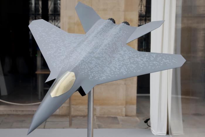 Une maquette d'un système de combat aérien futur (SCAF), un avion européen en cours de développement par Dassault Aviation, est exposée dans la cour de l'Élysée, le 22 janvier 2023.