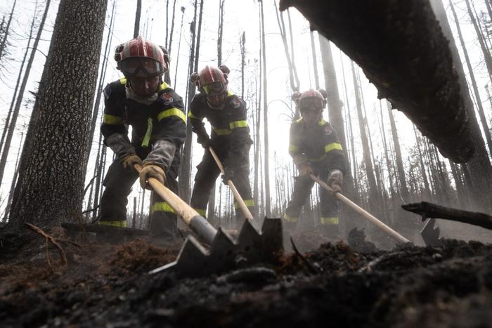 Des pompiers luttant contre les feux de forêt au Canada