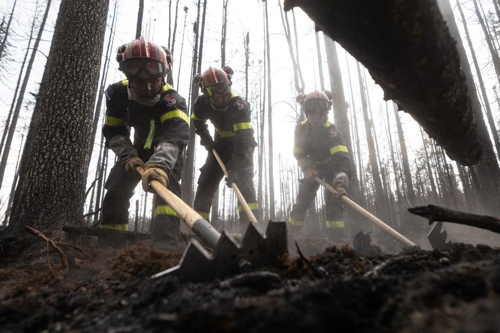 Des pompiers luttant contre les feux de forêt au Canada