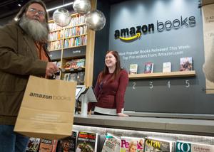 Des clients font leurs achats dans la librairie Amazon Books, située à University Village à Seattle, le 3 novembre 2015.