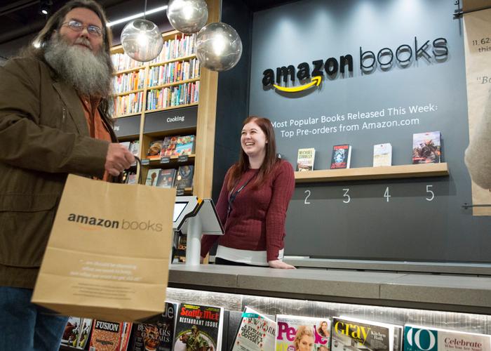 Des clients font leurs achats dans la librairie Amazon Books, située à University Village à Seattle, le 3 novembre 2015.