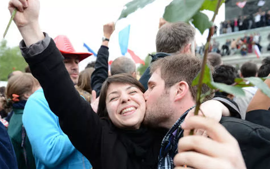 Une explosion de joie après une victoire électorale à Paris.