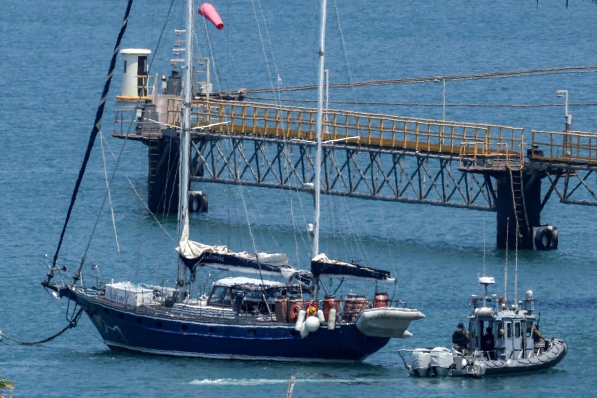 Un bateau de patrouille de la police israélienne se déplace près du voilier humanitaire Madleen alors qu'il est amarré au port sud d'Ashdod le 10 juin 2025 après avoir été intercepté la veille par les forces israéliennes.