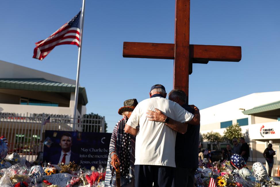 Des gens se rassemblent devant un mémorial improvisé pour Charlie Kirk, le 19 septembre 2025.