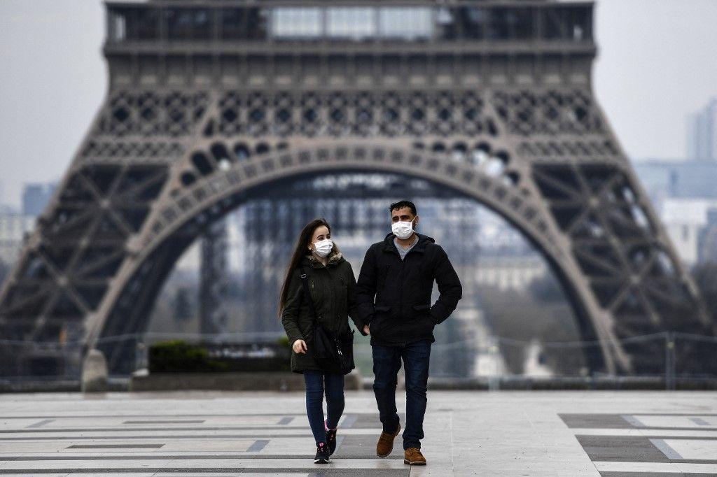 Tour Eiffel couple AFP