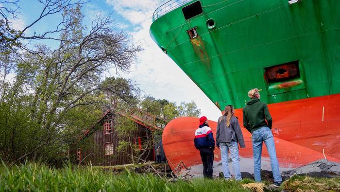 Un cargo échoué dans le jardin d'un particulier norvégien