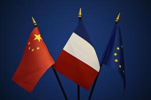 Les drapeaux de la Chine, de la France et de l'Europe sont visibles avant le 10e dialogue économique et financier de haut niveau entre la France et la Chine, au ministère de l'Économie à Paris, le 15 mai 2025.