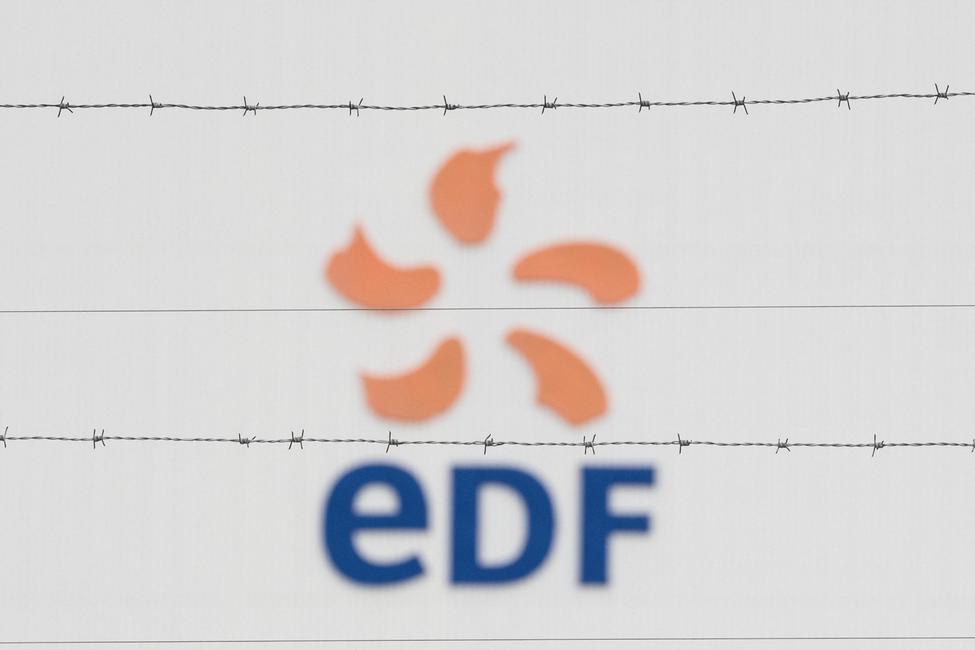 Le logo du fournisseur d'électricité français EDF à l'extérieur de la centrale nucléaire de Fessenheim, dans l'est de la France.