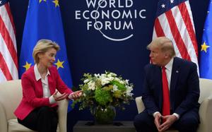 Le président américain Donald Trump s'entretient avec la présidente de la Commission européenne, Ursula von der Leyen, avant leur rencontre au Forum économique mondial de Davos, le 21 janvier 2020.