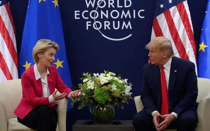 Le président américain Donald Trump s'entretient avec la présidente de la Commission européenne, Ursula von der Leyen, avant leur rencontre au Forum économique mondial de Davos, le 21 janvier 2020.