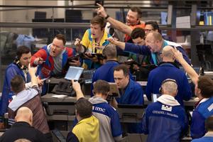 Des traders signalent leurs offres sur le marché des options S&P du Cboe Global Markets, à Chicago, le 31 mars 2026.