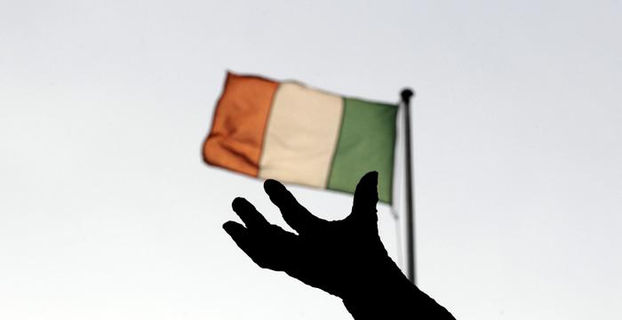 Le drapeau national de l'Irlande au-dessus d'une statue sur O'Connell Street à Dublin (Irlande) en 2011.