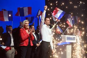 Le président du Rassemblement National (RN), Jordan Bardella, et la présidente du groupe parlementaire du Rassemblement National, Marine Le Pen, saluent le public à la fin de l'Université d'été du Rassemblement National au Palais de l'Atlantique à Bordeaux, dans le sud-ouest de la France, le 14 septembre 2025.