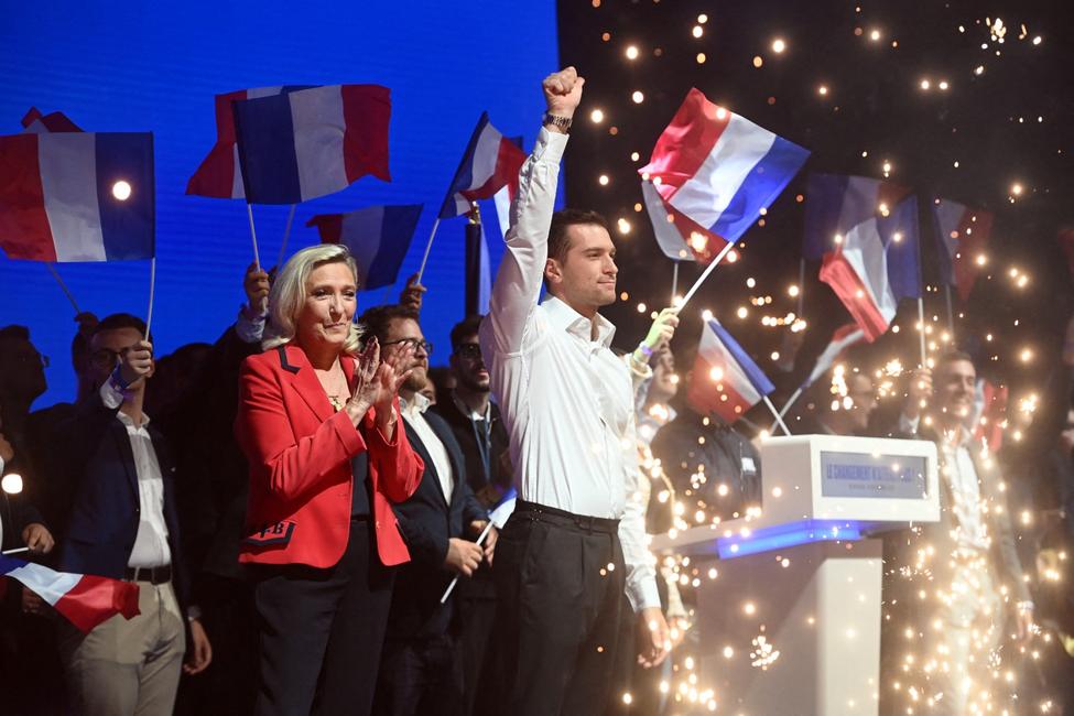 Le président du Rassemblement National (RN), Jordan Bardella, et la présidente du groupe parlementaire du Rassemblement National, Marine Le Pen, saluent le public à la fin de l'Université d'été du Rassemblement National au Palais de l'Atlantique à Bordeaux, dans le sud-ouest de la France, le 14 septembre 2025.