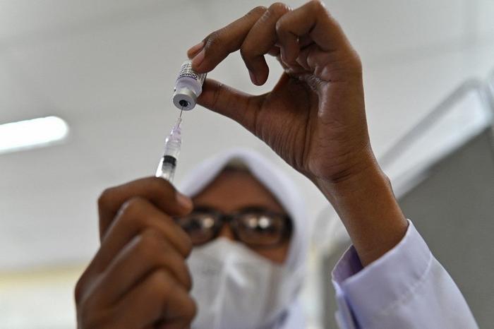 Un agent de santé prépare une dose du vaccin contre le coronavirus Pfizer Covid-19 à l'hôpital Zainoel Abidin de Banda Aceh le 9 novembre 2021.
