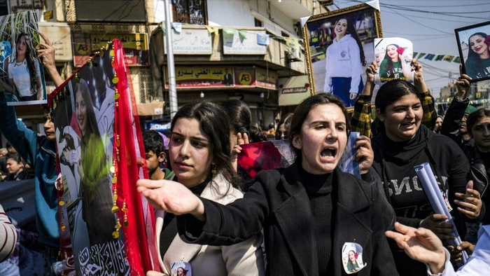 Une manifestation dans la ville de Qamishli, au nord-est de la Syrie, le 11 mars 2025, pour protester contre la vague de violence sectaire visant la minorité alaouite de Syrie