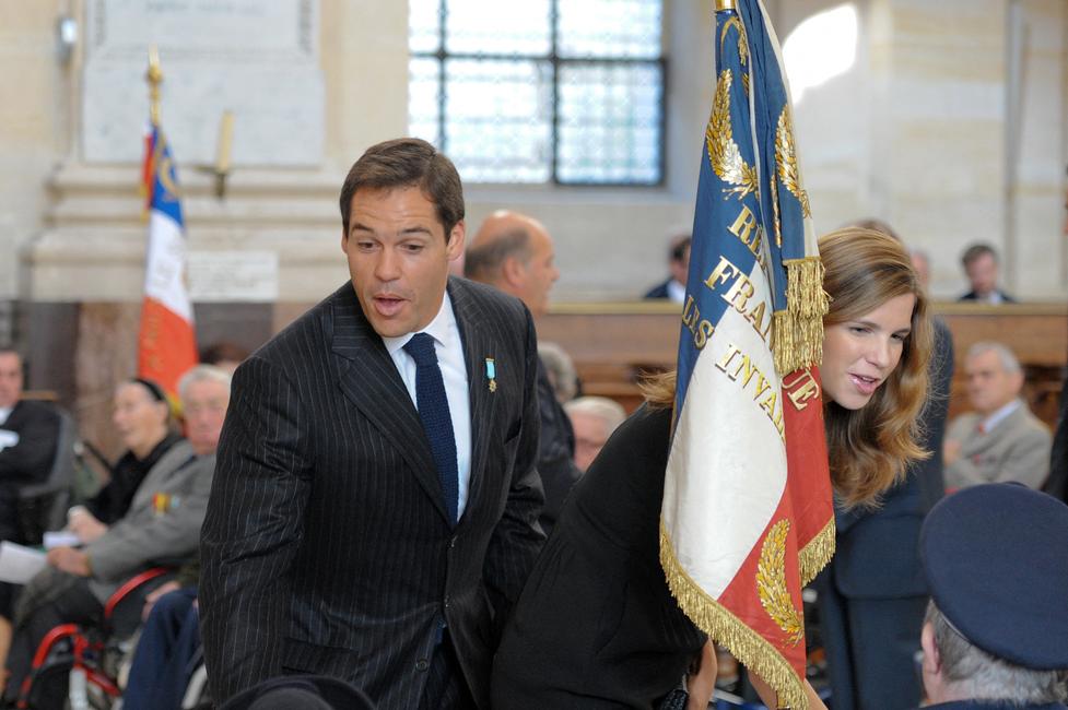 Louis de Bourbon, prétendant au trône de France (ici avec son épouse Maria Margarita Vargas Santaella) entre en campagne...