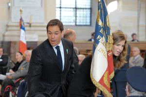 Louis de Bourbon, prétendant au trône de France (ici avec son épouse Maria Margarita Vargas Santaella) entre en campagne...
