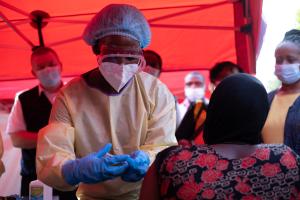 Une infirmière administre la première injection du vaccin contre le virus Soudan à un volontaire lors du lancement d'une campagne de vaccination expérimentale contre ce virus à l'hôpital Mulago Referral à Kampala le 3 février 2025.